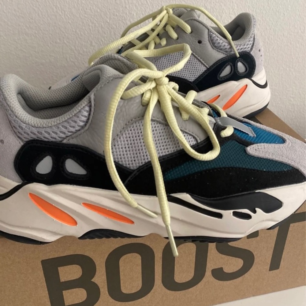 Yeezy Adidas boost 700 wave